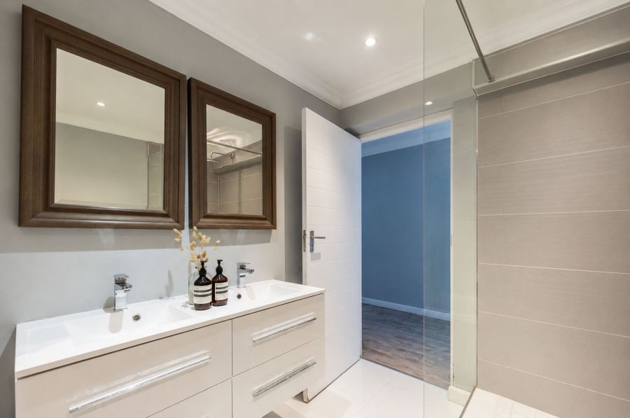 3 Bedroom Property for Sale in Sea Point Western Cape